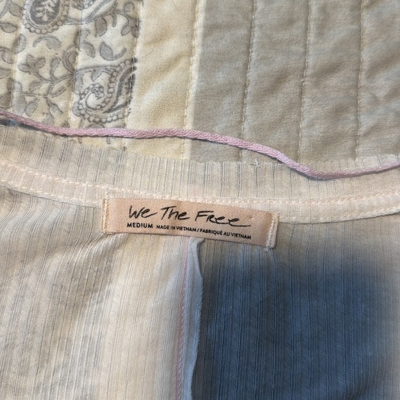 We The Free by Free People Women's White V neck Tee Size Medium - Picture 11 of 12